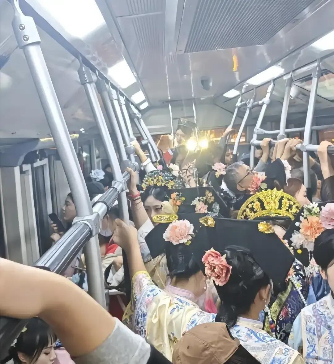 东华门外那排汉服摊子一夜之间全没了。3月底城管贴条子说占道加噪音，摊主们连衣服