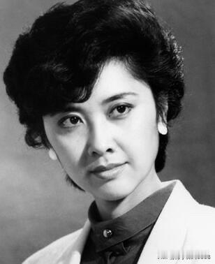她的肌肤白皙细腻、大眼睛双眼皮，可说算得上漂亮，是80年代最美最有气质的一个女演