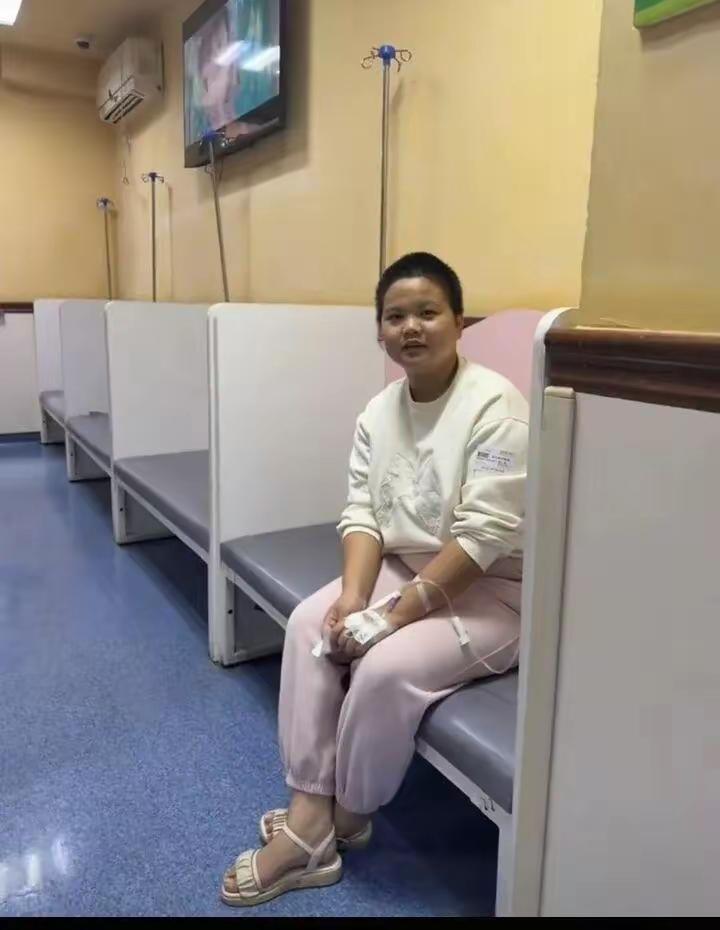 22岁女孩地铁上吐血后脱外套，将地板擦干净，当天刚收到病危通知书。去年她就上过