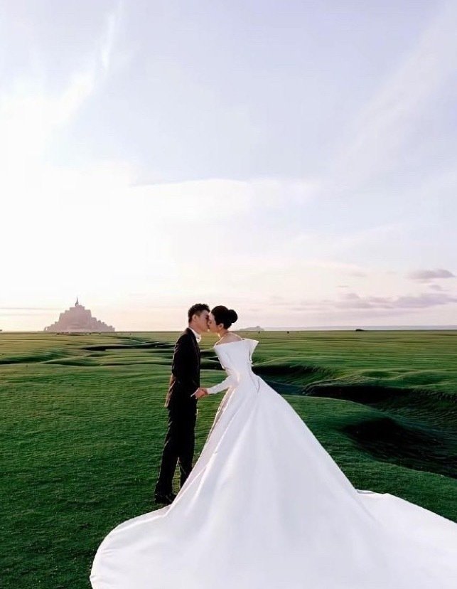 何猷君奚梦瑶那张婚纱照，海平线直接从脖子那儿咔嚓一刀切过去​