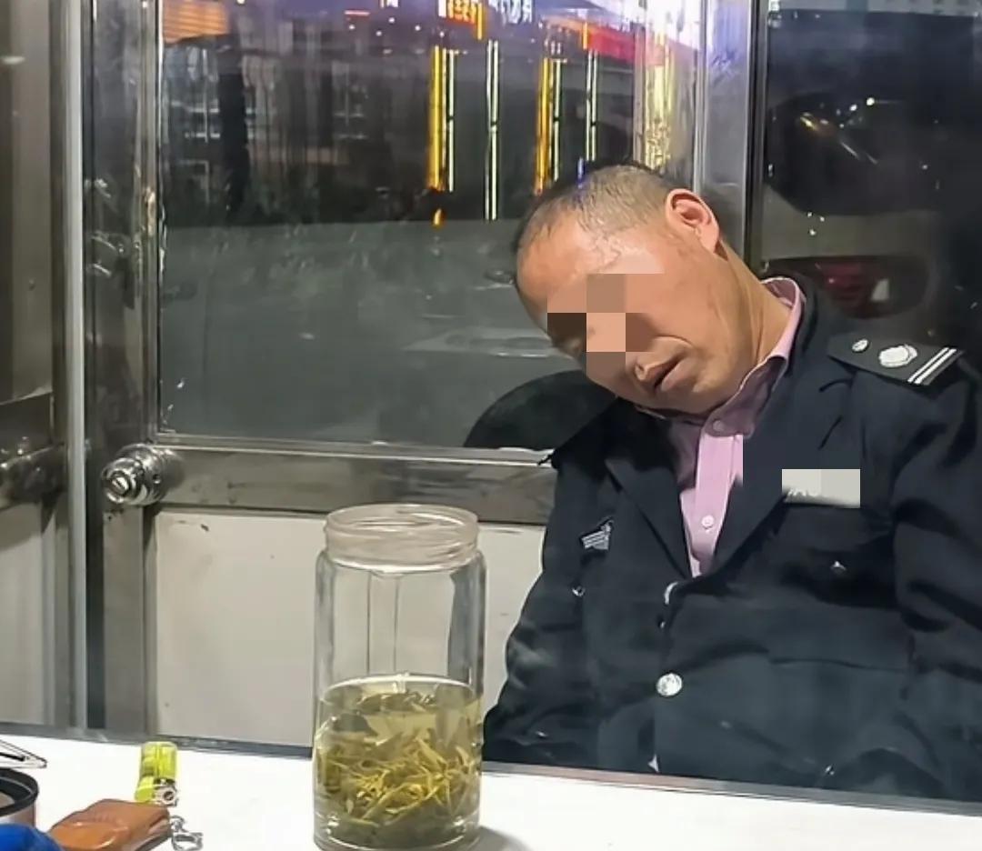今天早上一个新来的保安主动离职跑路了。咋回事呢？这个新人是通过中介介绍来的。来了