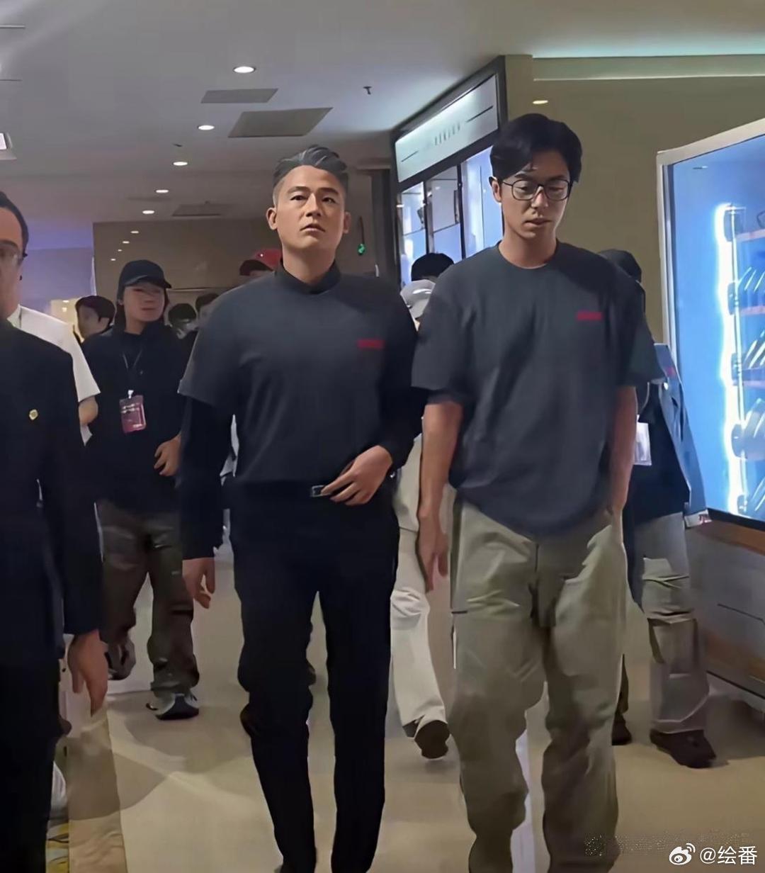 欧豪都要快变成大叔了，不说以为是强壮的保镖吧？​​​
