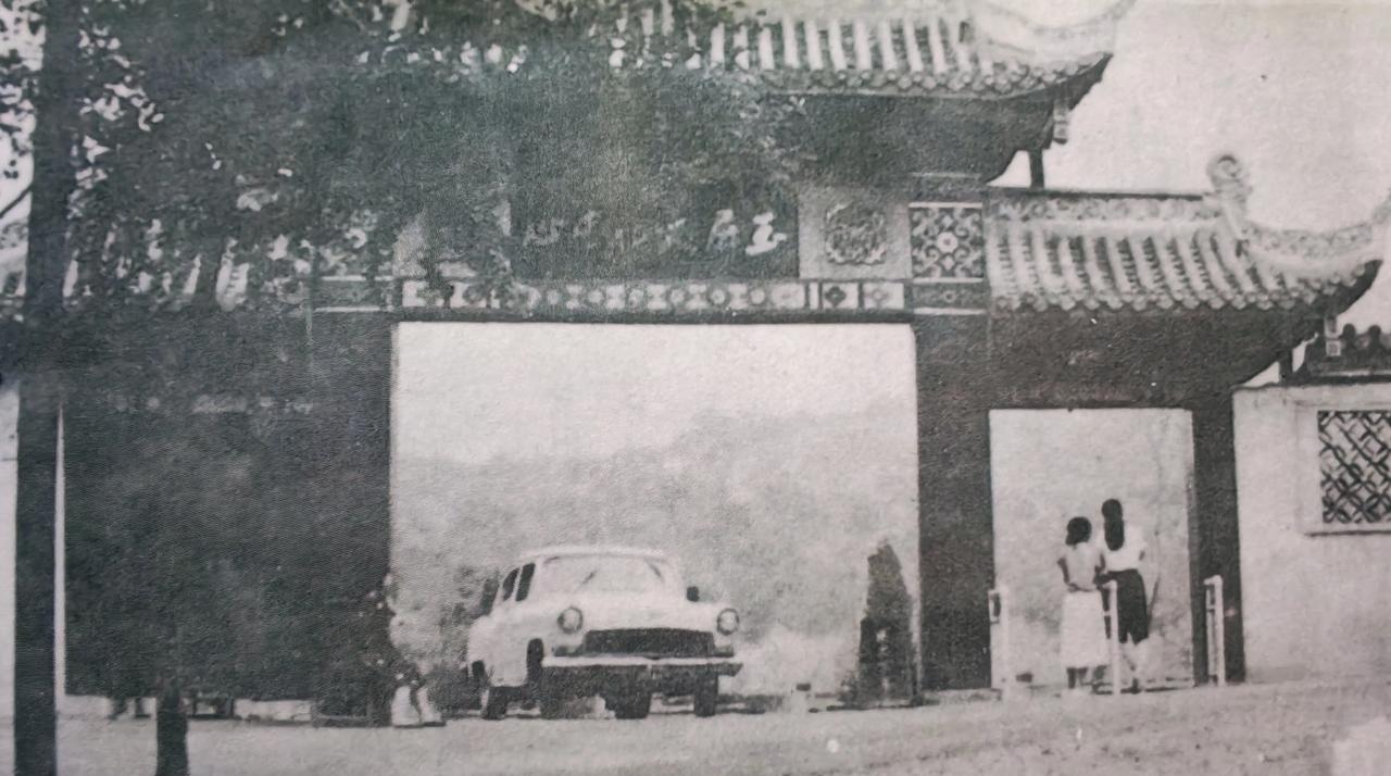 南充玉屏公园老大门现在摇身一变成了万卷楼景区，就在南充西山风景区的玉屏山麓。这里