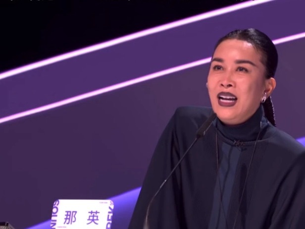 英子今晚像是中毒了！乌黑乌黑的一圈儿，但是好有气场