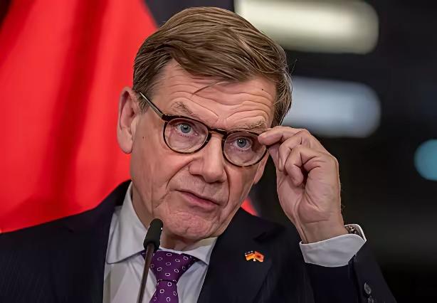 不得不说，德国外长瓦德普尔这分析，那叫一个通透。他拍着胸脯亮明观点：格陵兰