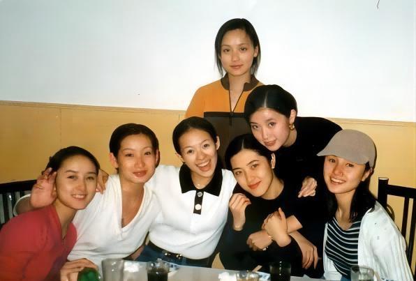 章子怡她们班的女同学，长得都不比她差，不过章子怡的命好，被张艺谋选中了。论演技