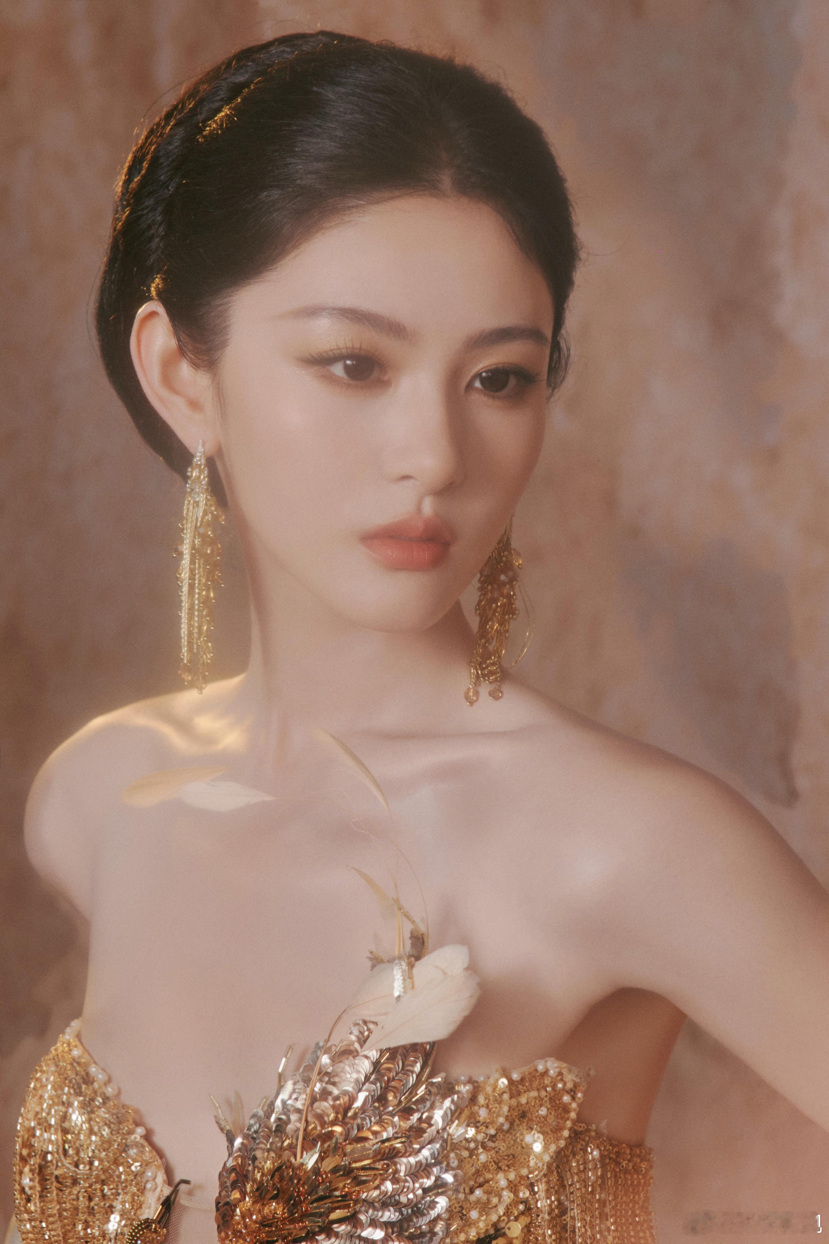 娉婷温婉，一眼惊鸿。欢娱影视演员今日出席上久楷x中国国际时装周。中国国际时装周