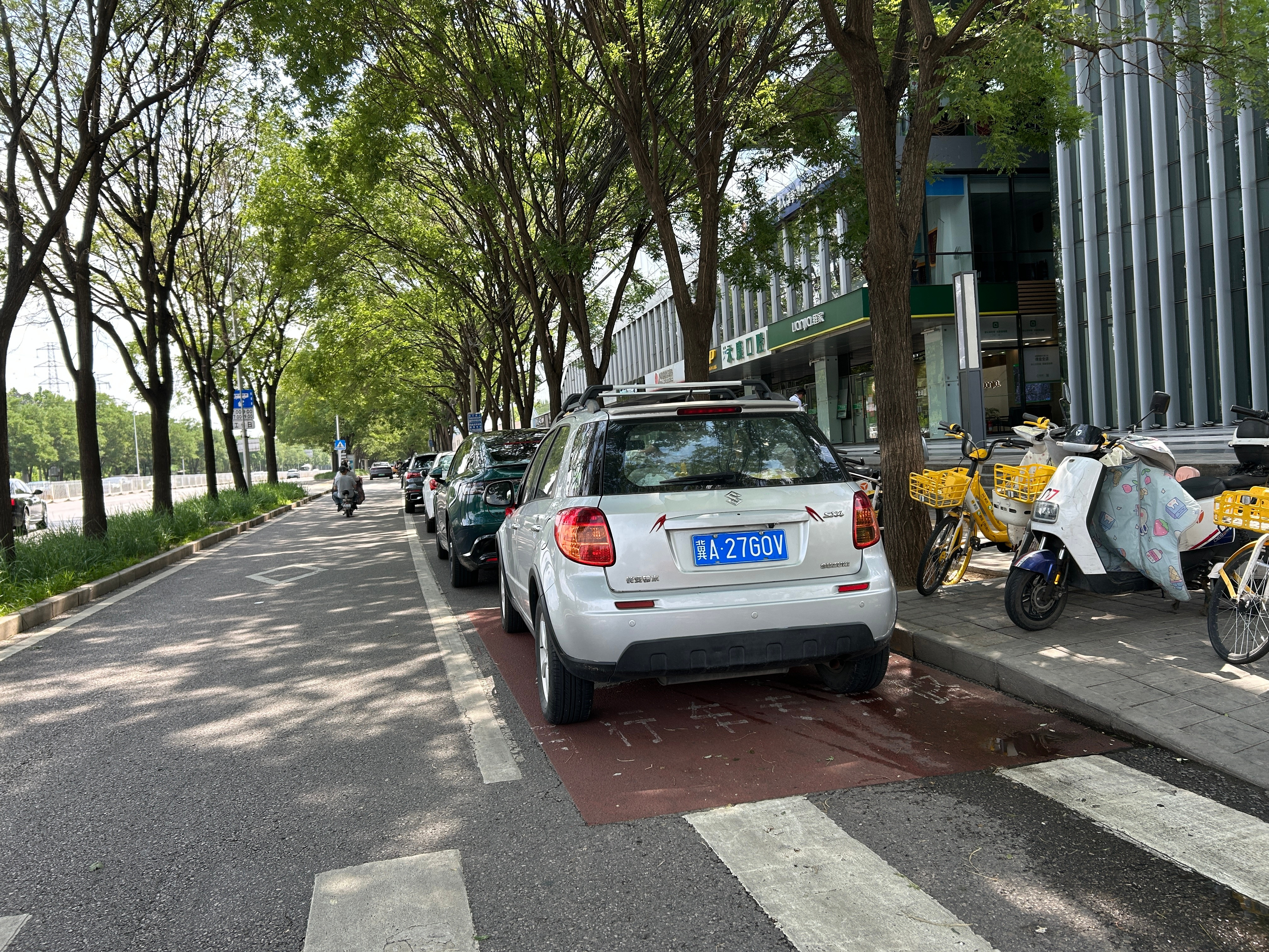 北京市海淀区马连洼街道马连洼北路南侧辅路，公交车站马连洼西站到马连洼站区间，存在