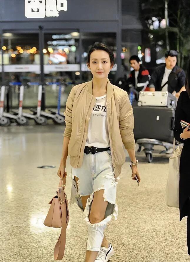 王鸥的街边抓拍生图挺好看的，就是这一条裤子真的让人一言难尽。怎么就不穿好看一点的
