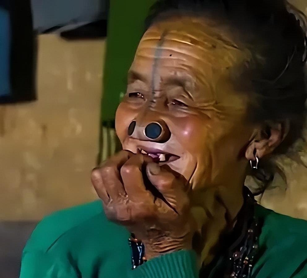 在苏拉威西岛那片遥远又隐蔽的山林里，有个叫阿帕塔尼的小村子，那里的人们好像生活在