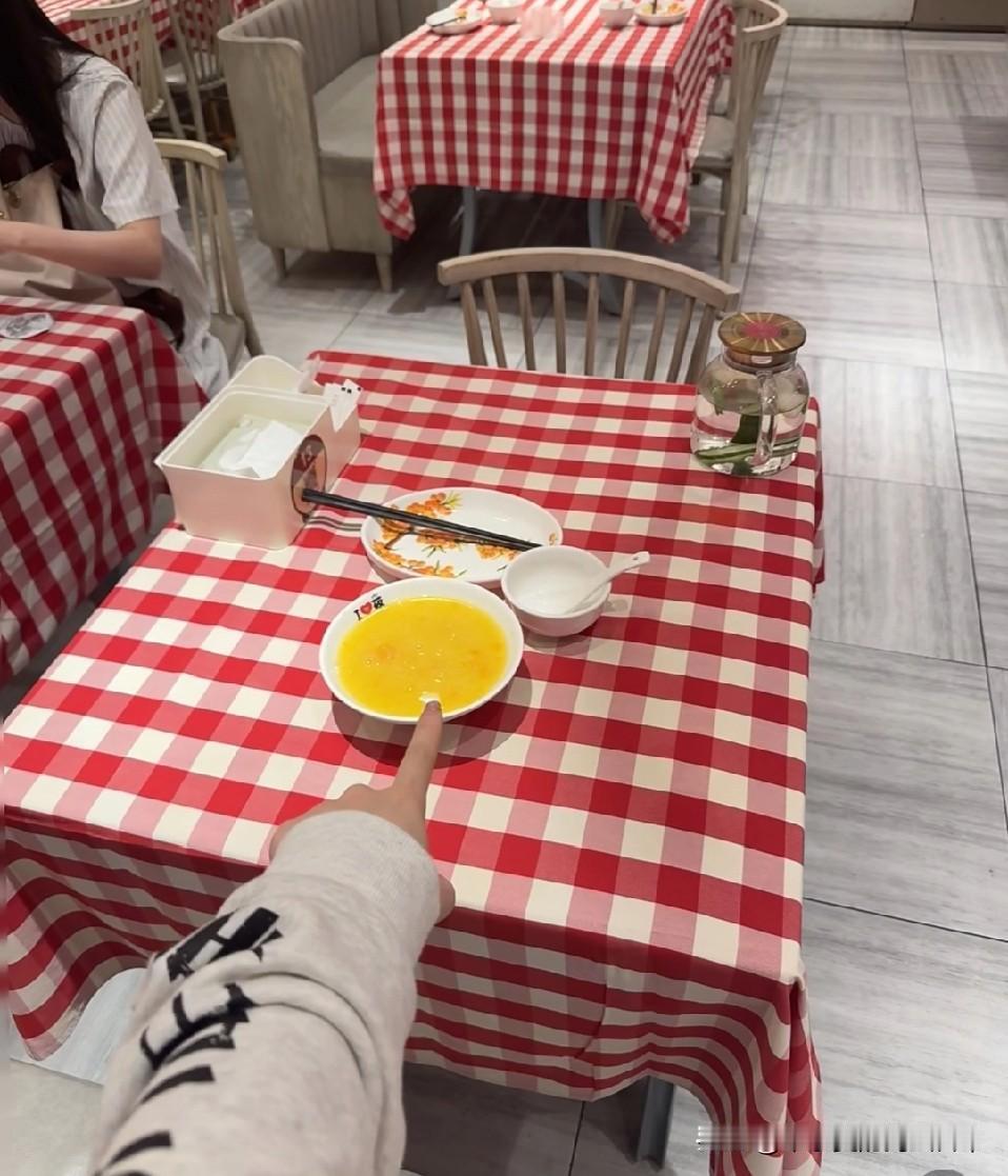 女子为了100元去西贝只喝一碗粥！一女子为了100元，跑去西贝就点了一碗粥