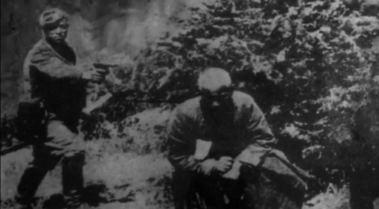 南京大屠杀期间，日本军官枪杀僧人时拍摄的一张照片。1937年12月13日南京