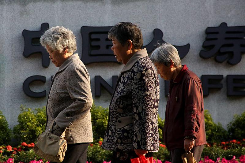 建议:不分年齡，不分地区，凡中国退休人员每年每月涨100元