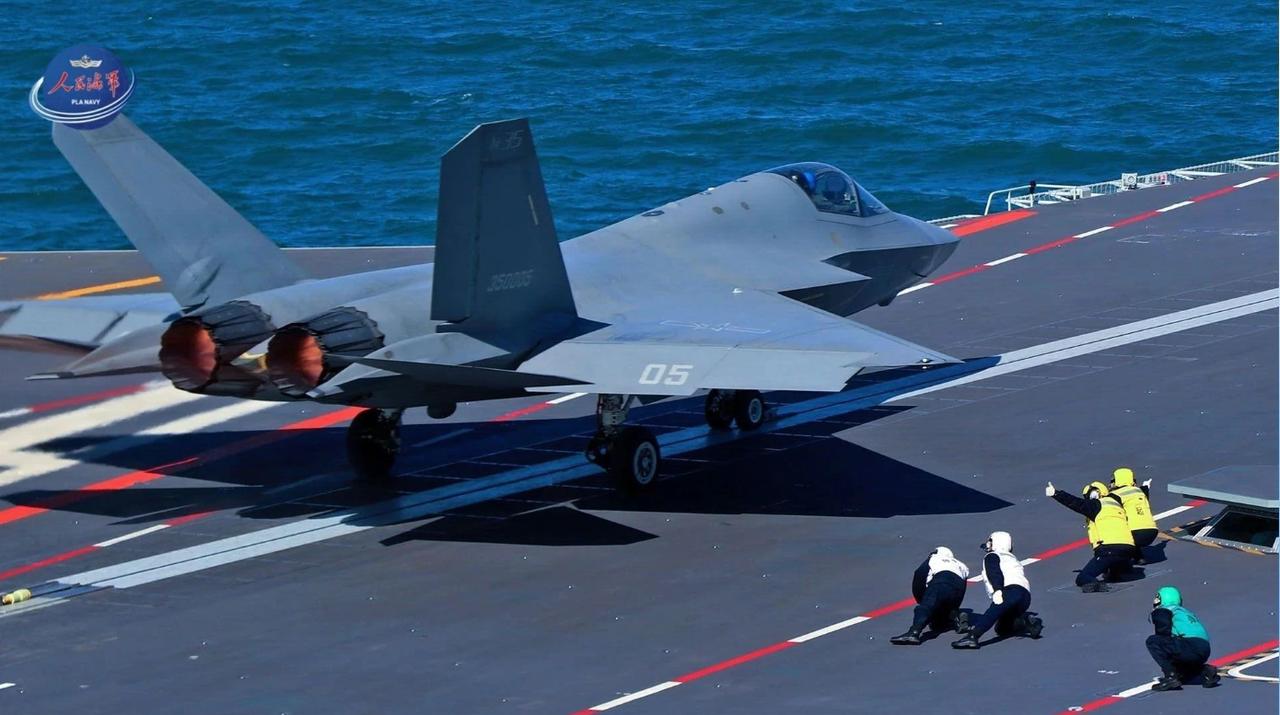 当地时间9月22日，就在中国海军福建舰，公开了电磁弹射歼-35、歼-15T、空警