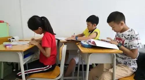 学霸家长不会告诉你的，关于小学的几个真相！1、如果不是中产家庭，真没必要瞎鸡娃