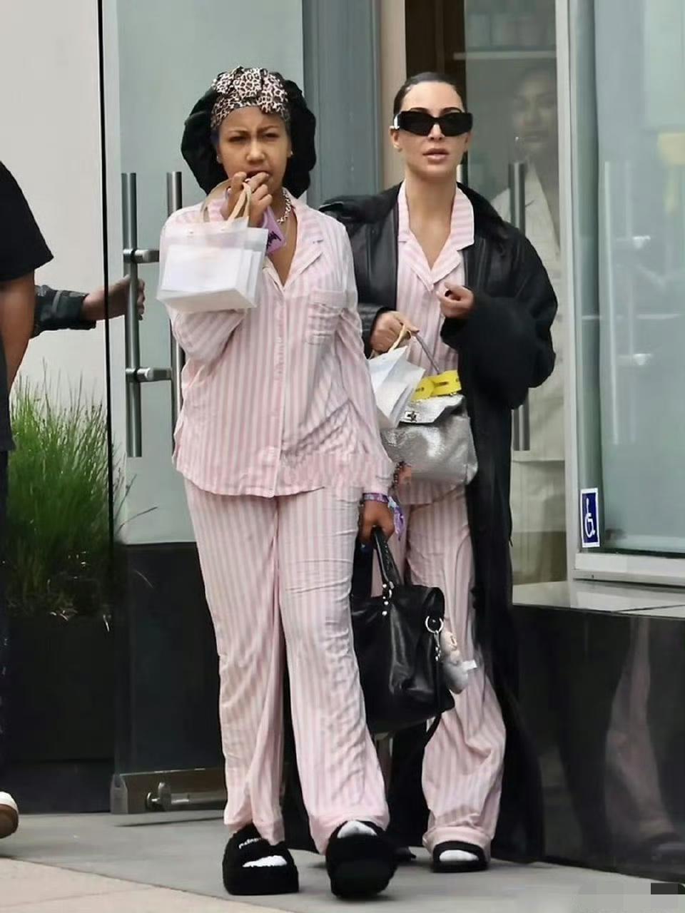 金·卡戴珊带着11岁女儿小西北去做美容，不得不说，西方人真的成熟的好早，两个人看