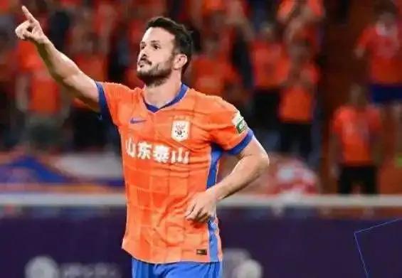 中超最佳射手卡扎伊什维利降薪留队，拒绝了西亚球队的高薪诱惑，选择继续留守山东泰山