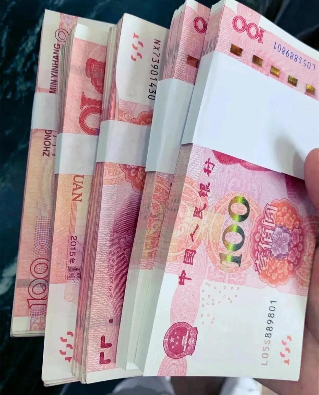 前几天我揣着攒了好久的8万块，打算去银行存个定期，多少能赚点利息。到了银行跟柜员