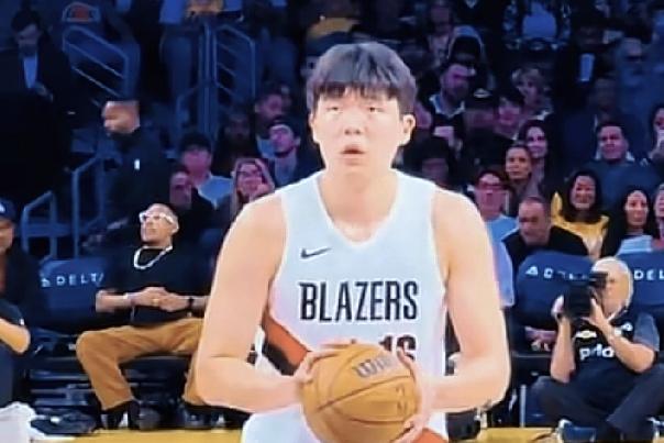 快讯，真没想到，杨瀚森8分钟登场手感冰凉：3投全失仅靠罚球取1分，里夫斯背靠背轰