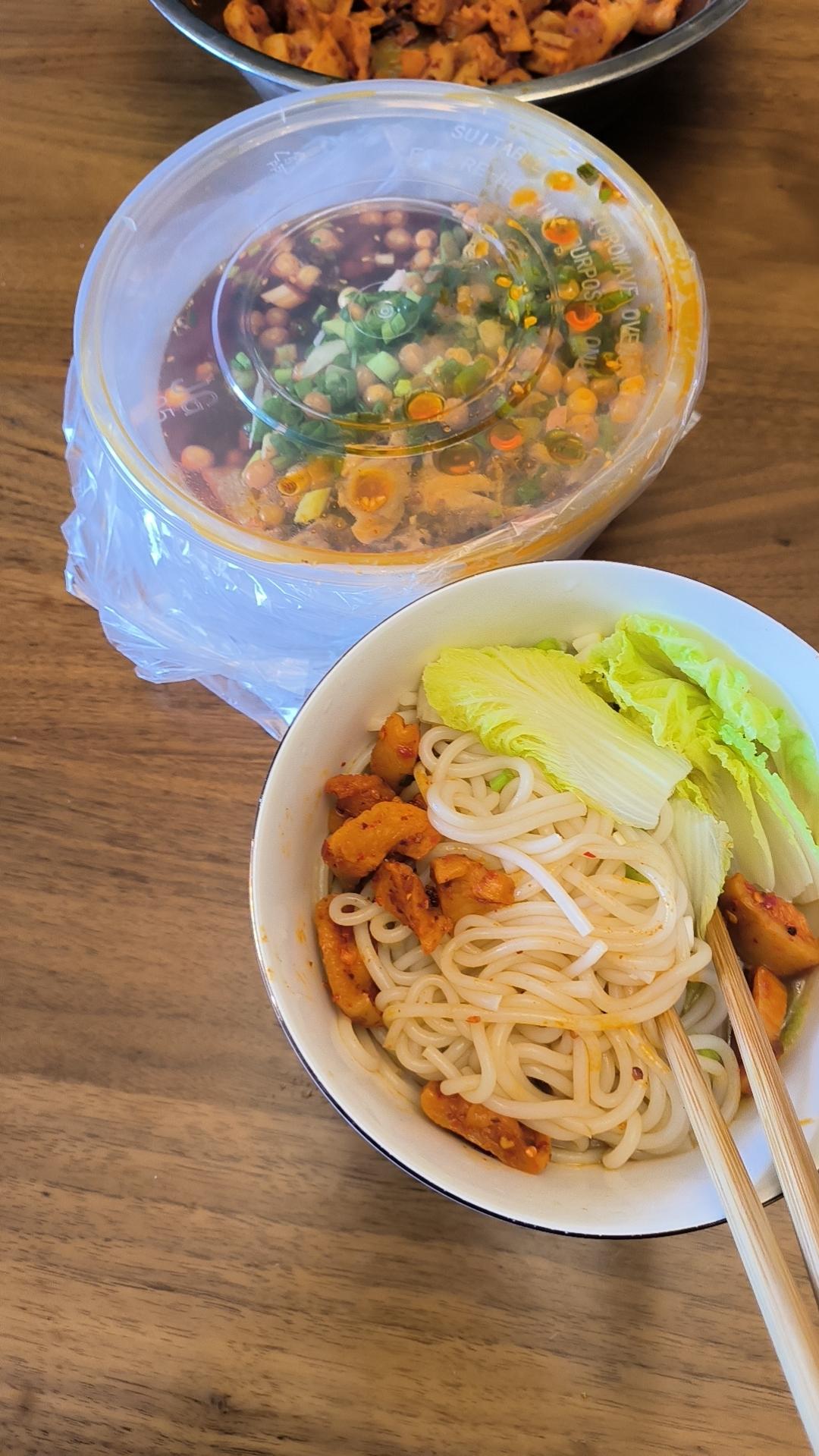 今天早上在下雨，出门晚了点。到菜市场发现，今天出来地摊的人也少，随便买了点绿叶菜