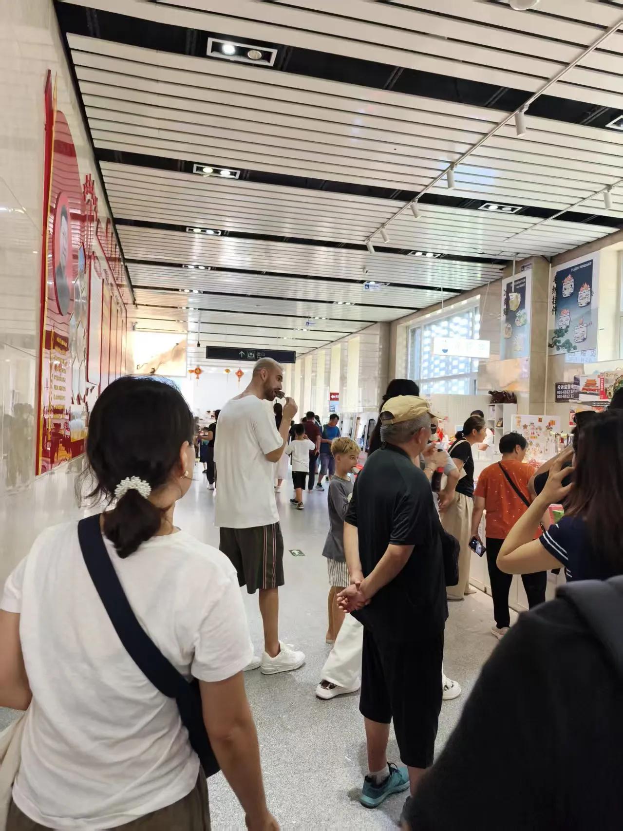 没回来！武汉三镇外援图多列带着妻儿老小留在北京，爬长城，吃美食，逛逛街，散散