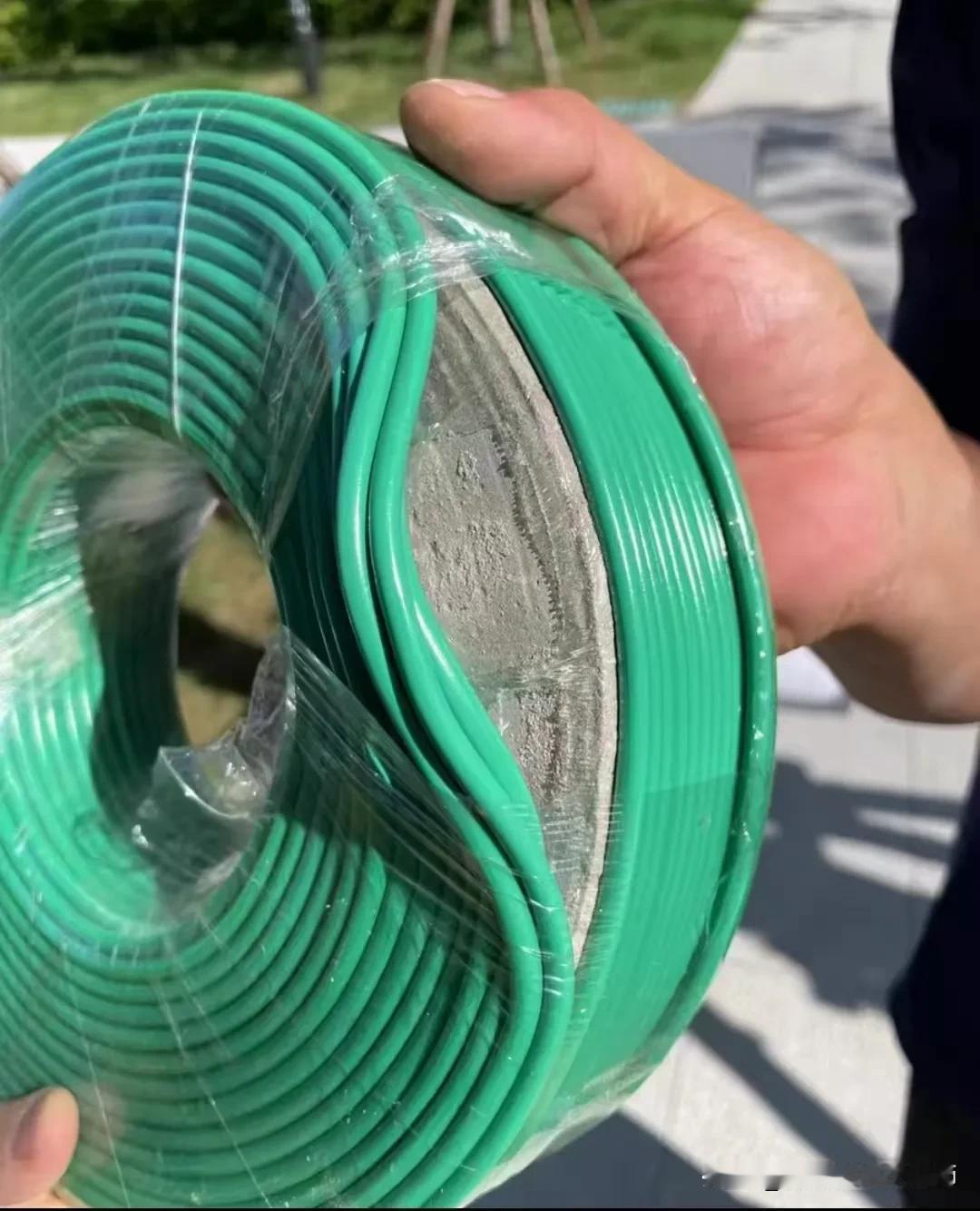 还是我们国家的企业聪明～重量都差不多施工时拆开才发现外面就一层皮里面是石头