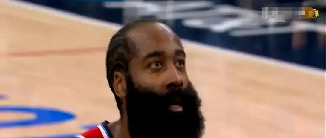 哈登不拿球，反而更杀人。2月打火箭，他全程蹲底角。球一到手，拔起就投，29