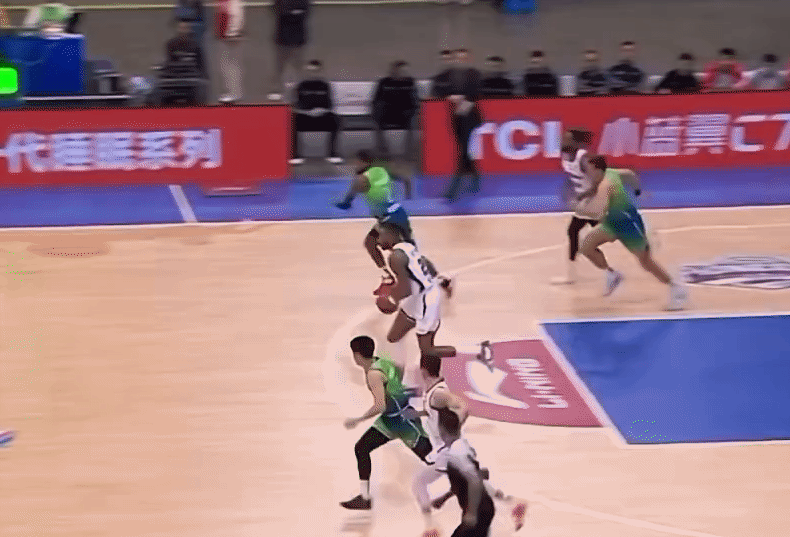 辽宁男篮莫兰德被杜锋改造得非常厉害[墨镜]CBA辽宁男篮客场挑战天津男篮，辽