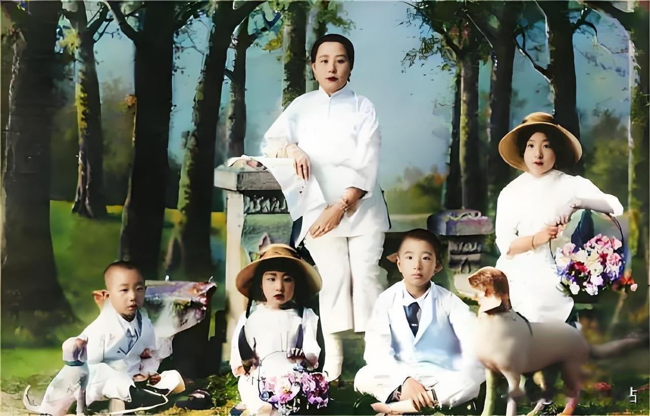 这张老照片里，是张作霖四姨太许澍阳（站立者）与子女拍摄于沈阳的合影。许澍阳190