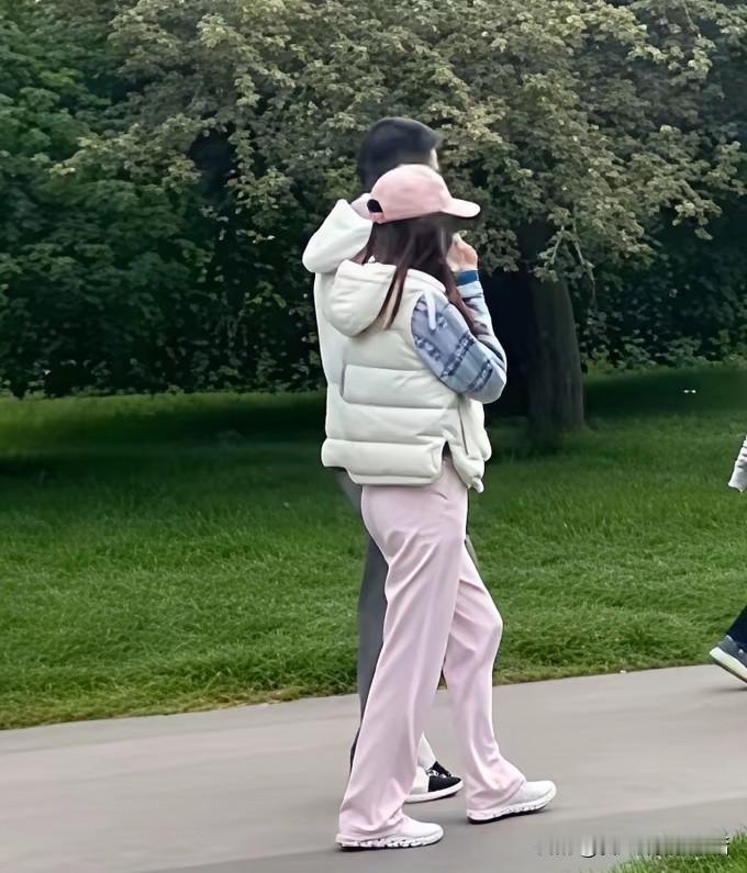 最近刘强东夫妇出现在大家面前的时候多了起来。先是两个人携手在韩国出席国际会议，