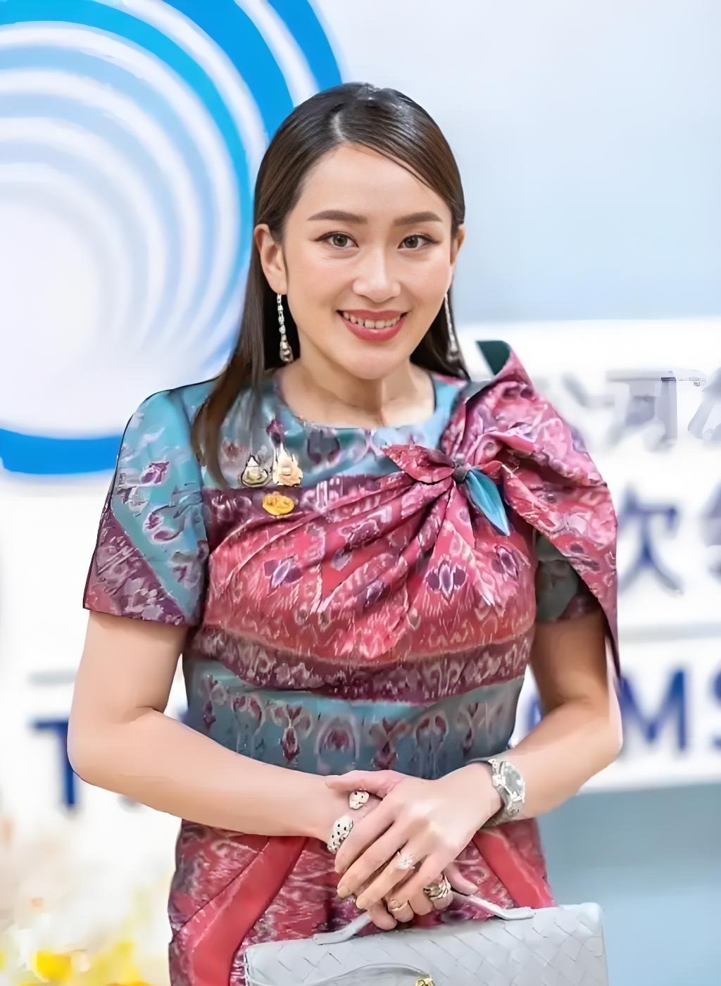 佩通坦当文化部长，比当总理更靠谱啥？佩通坦要当总理？等等