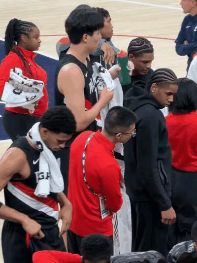 杨瀚森在美国到底有没有努力训练？这个问题估计还是有很多球迷关注的，原因是截至目前