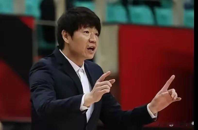 邱彪抱怨有人打球太独，有空位也不给陈林坚传球，让他空有一身本事，只能在场上跑来跑