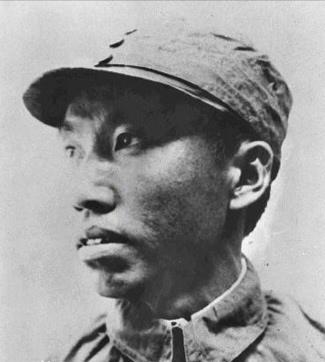 1942年5月25日，他在高处指挥作战，被日军炮弹击中，当场牺牲。从此，