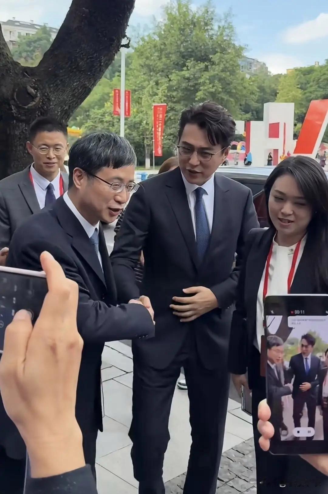 网友重庆偶遇靳东着西装很绅士本人大长腿连眼角褶子都迷人。作为备受喜爱的“叔