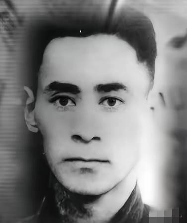 1942年，13名抗联战士被押赴刑场，鬼子举枪前，一名战士扑通跪下：“太君！我投