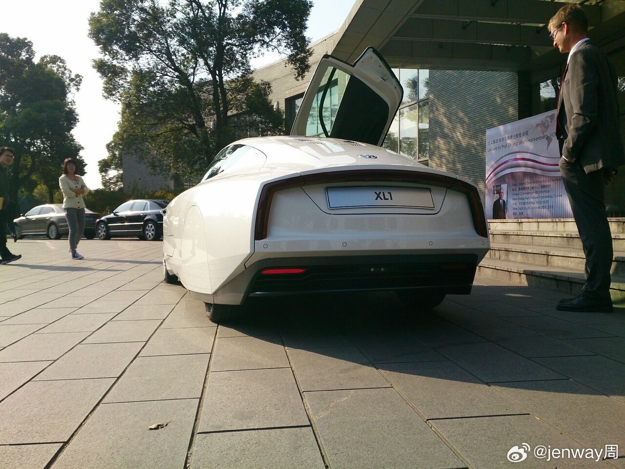 观missionefficiency概念车，想起来13年10月在同济看到的那台天外来客；图3的背景板