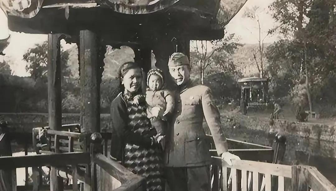 1938年，国民党高官陈尔晋与珠宝商之女完婚。结婚后不久，陈尔晋发现妻子经常早出