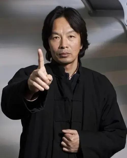 很现实的一段话：“你手里有四五百万，儿女盼着你死；你一月退休金八九千，儿女害怕你