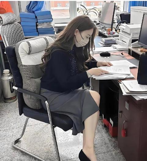 一⁠‌看就是⁠⁠体制‌内待过‍的，‌整个人大⁠方又得⁠‌体浑身散发着那股熟悉
