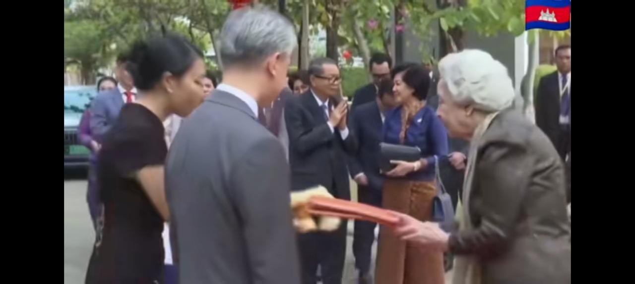 柬埔寨莫尼列王太后来中国拜年了，中国永远是她的保护者。1979年教训越南很大程