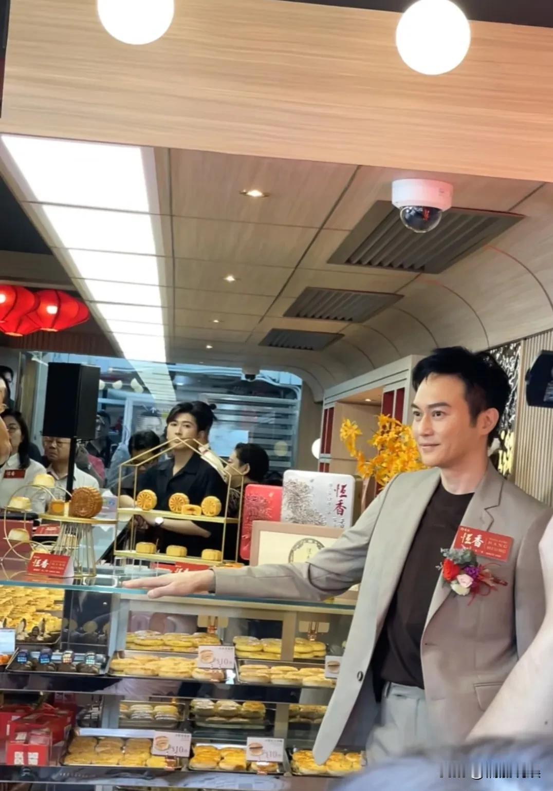 张智霖现身香港元朗某点心店开业。54岁的他，皮肤很白，头发很浓密，皮肤紧致，脸
