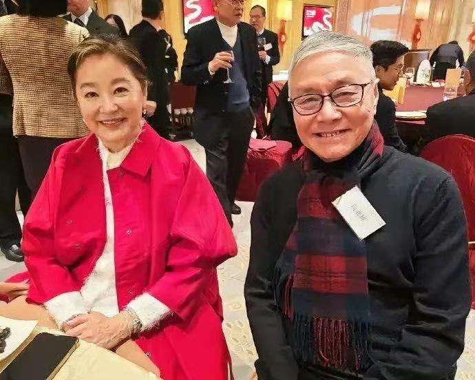 72岁林青霞红裙现身香港晚宴，一出场就艳压全场！真正的美人，从不会被岁月打