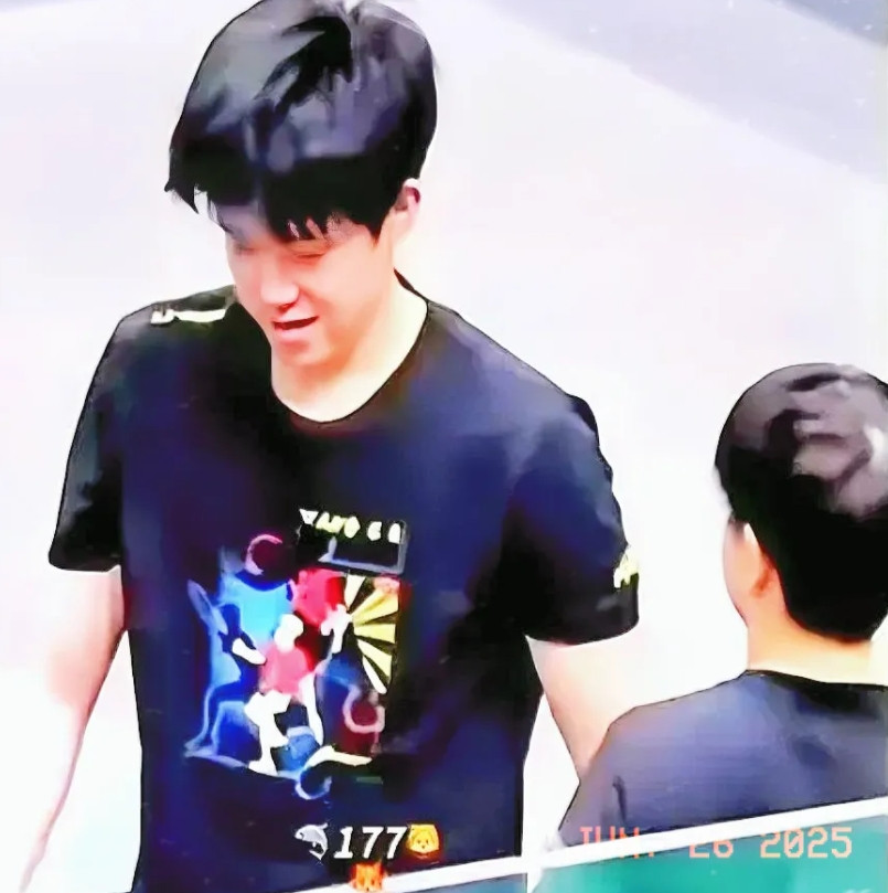 莎莎为什么用水瓶子戳头哥的肩膀？还不是因为他嘴巴欠！打他就该打他，头哥这不是