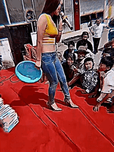 小姐姐懵了。爸爸：我养了你这么多年，连话都不会说了？儿子：爸爸别闹，妈妈去买