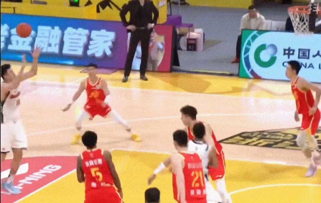 徐杰牛啊！第四节一上来连拿8分，直接打停王博指导，超远三分投得自信又果断，杰哥也