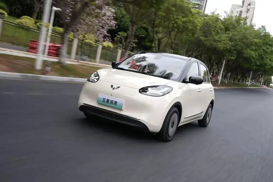 五菱，生活的温暖座驾，在车水马龙的城市街头，或是宁静蜿蜒的乡间小道，五菱汽车的身