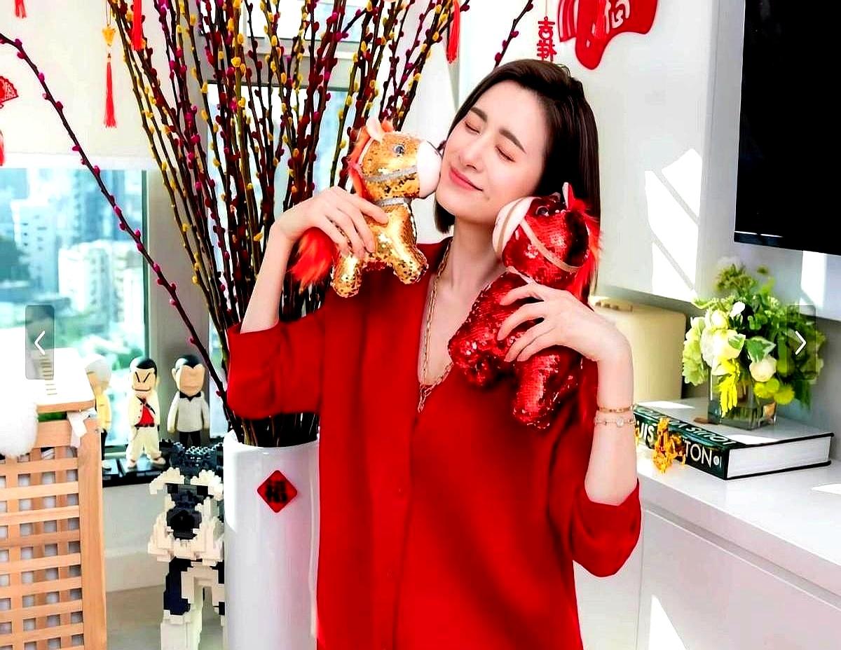 在TVB熬十几年没红的沈卓盈，现在住上亿京士柏山豪宅。她外形亮眼，在TVB拍