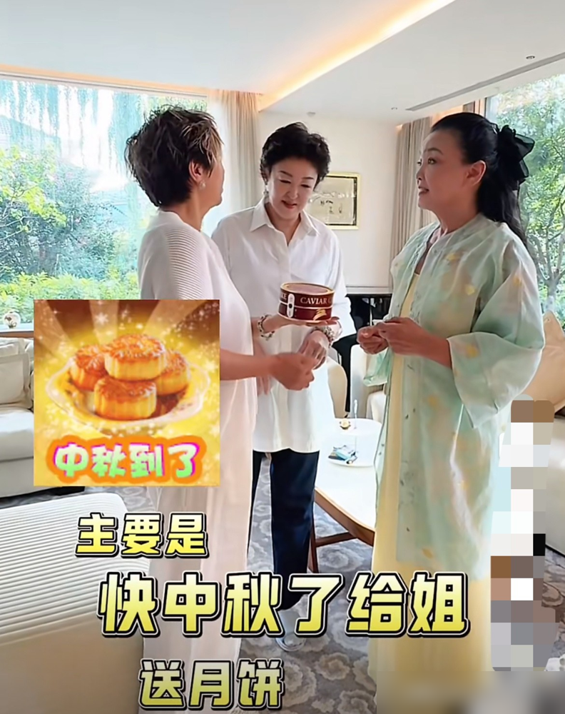 中秋家宴，闺蜜递上一盒鱼子酱月饼，号称一盒顶普通月饼十盒。张兰接过来，没说场面话，直接掰开咬了一口。