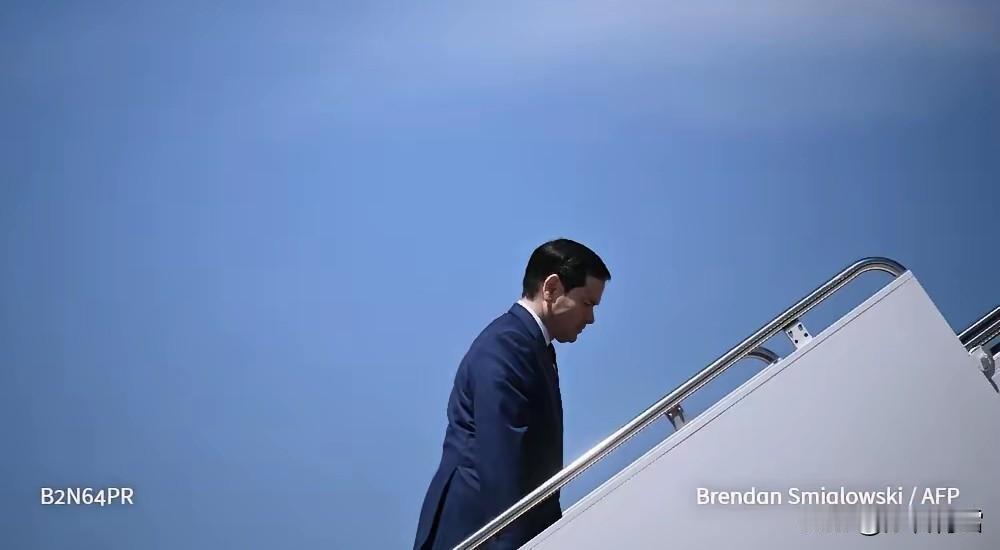 快讯！美国国务卿卢比奥陪同特郎普登上了总统专机空军一号！5月13日，美国总统特